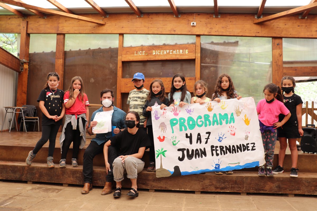 <p>En Juan Fernández y Monte Patria: las historias de los colegios que Boric prometió reconstruir</p>
