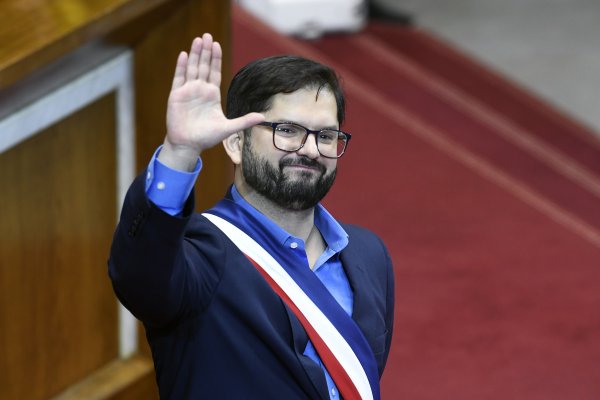 <p>Cadem: aprobación a Boric anota un alza histórica tras una cuenta pública y el apruebo a Constitución se acerca al rechazo</p>
