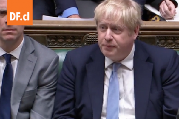 <p>Ahora en DF | Boris Johnson supera la moción de censura interna y seguirá al frente del Gobierno británico</p>