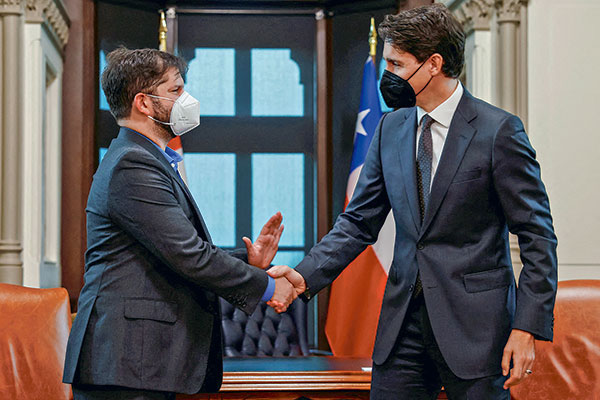Tras reunión con Trudeau, Boric llama a los empresarios a invertir con “estándares canadienses” de respeto al medioambiente