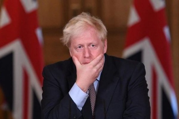 <p>Primer ministro británico sobrevive a voto de censura, pero podría tener los días contados en el cargo</p>