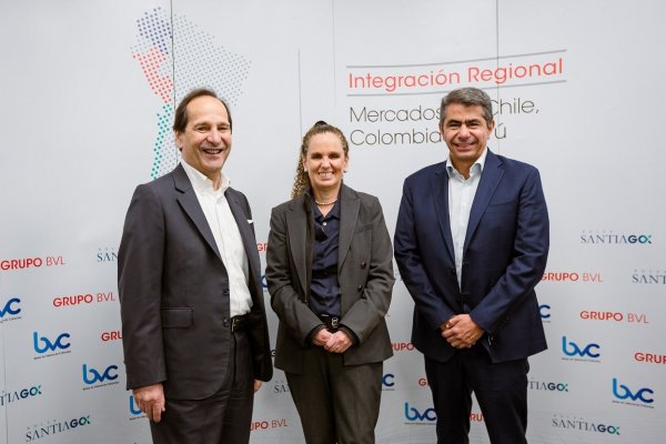 <p>De izquierda a derecha: Juan Andrés Camus, presidente de la BCS; Claudia Cooper, presidenta de la BVL; y Mauricio Rosillo, chairman de la BVC.</p>