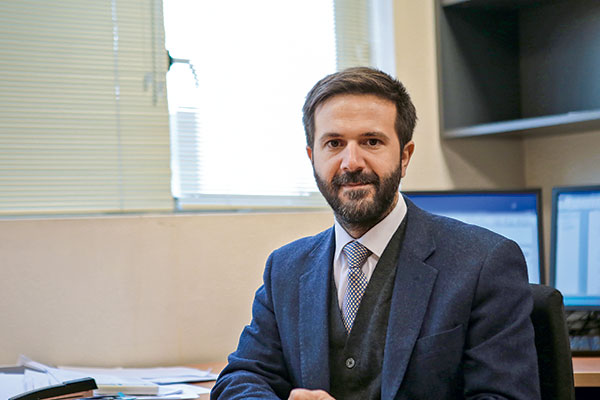 Embajador de Chile en la OCDE y reforma tributaria: "Se necesita aumentar la recaudación de impuestos personales en Chile"