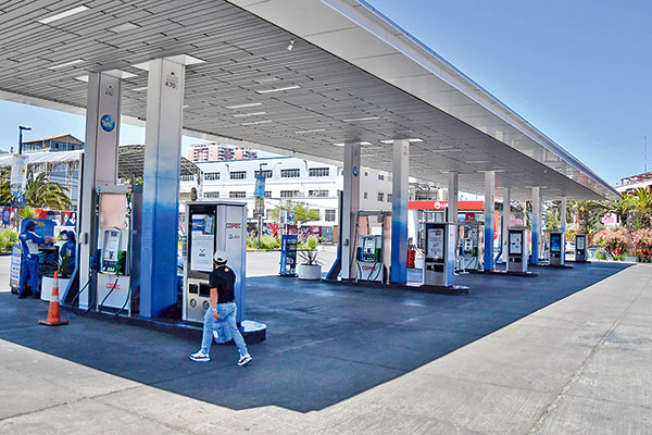 <p>Debuta el nuevo ajuste al Mepco: bencinas cumplen 42 semanas de alzas y esta vez suben $ 11,8</p>