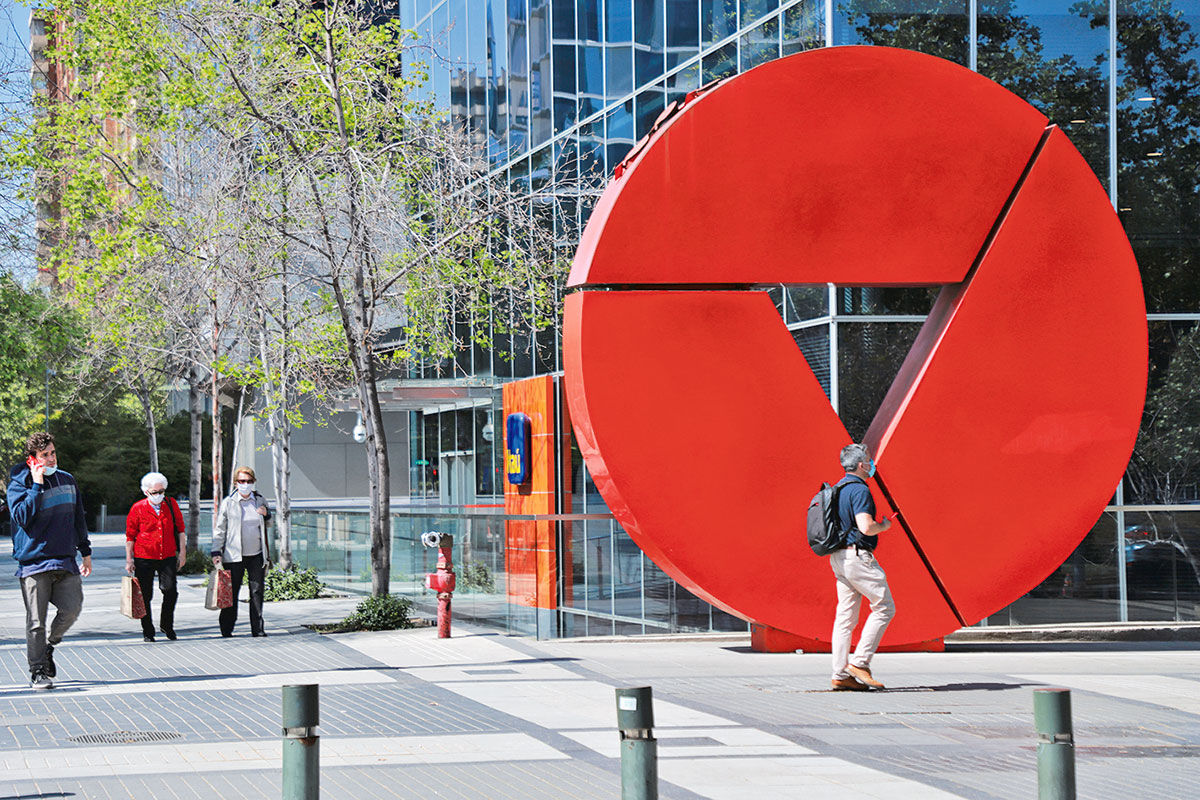 <p>Sigue el éxodo: Transbank también se va del centro de Santiago</p>