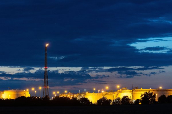 Petróleo seguirá presionado al alza en 2023 y afectaría al crecimiento en Chile