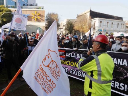 Trabajadores de mayor minera de cobre del mundo llaman a una paralización por cierre de fundición y negociaciones no avanzan