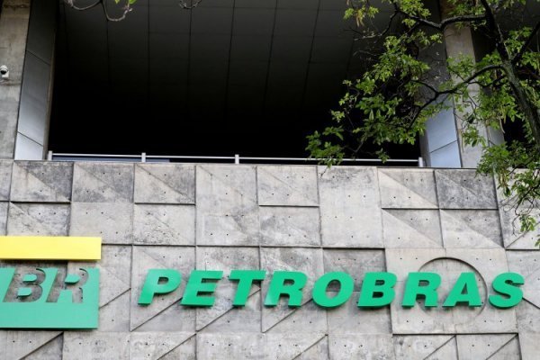 Petrobras sube tras renuncia de su presidente e impulsa la Bolsa de Sao Paulo