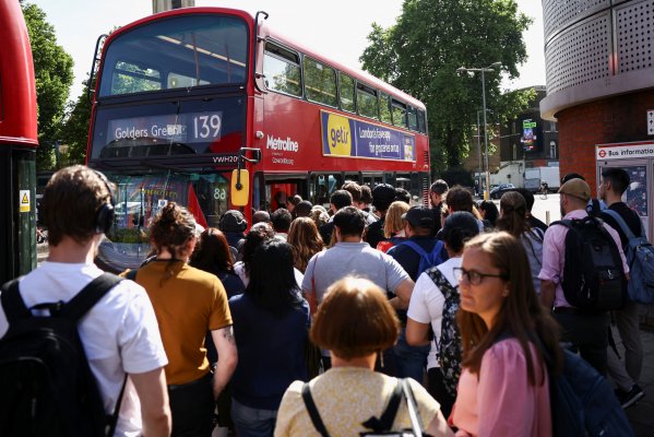 <p>Mayor huelga ferroviaria en 30 años detiene trenes en Reino Unido y cierran estaciones del metro en Londres</p>