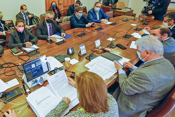 <p>Marcel y Sanhueza tendrán un nuevo cara a cara hoy con diputados y senadores oficialistas.</p>