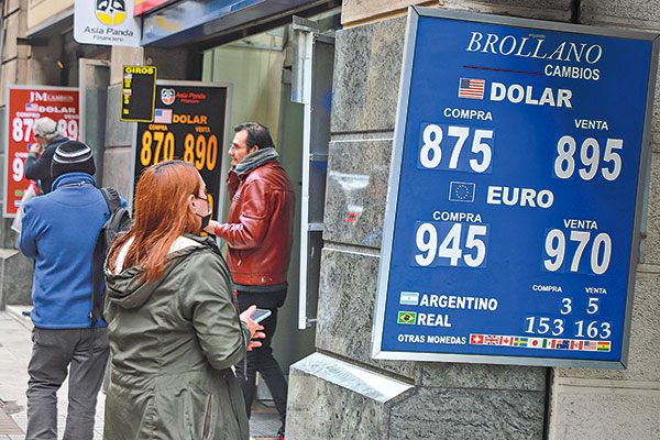 Dólar en Chile cierra en nuevo máximo histórico: ¿Cuándo y cómo podría intervenir el Banco Central?