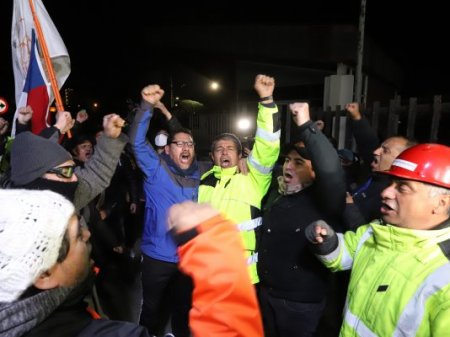 Trabajadores de Codelco inician paro en divisiones en rechazo a cierre de Ventanas