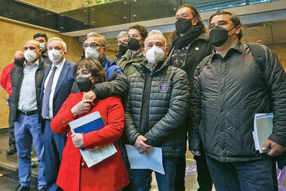 <p>Ayer los dirigentes sindicales y la estatal lograron un acuerdo tras sostener una reunión. Foto: Agencia Uno </p>