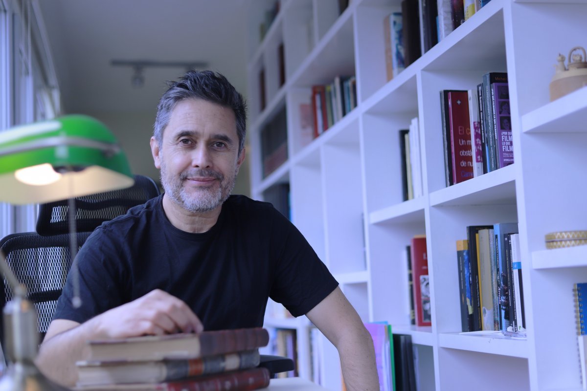 <p>Julio Rojas, el cerebro creativo tras la audioserie que fichó a Julianne Moore y Oscar Isaac</p>
