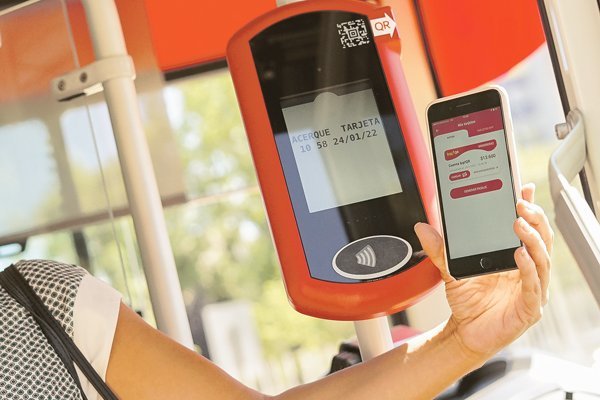 <p>Gobierno revisa contratos de pago QR en el Transantiago mientras nuevos actores buscan entrar al sistema</p>