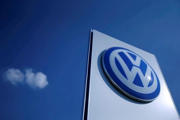 El jefe de Volkswagen afirma que puede superar al 'debilitado' Tesla para 2025 y lo ejemplifica con un meme