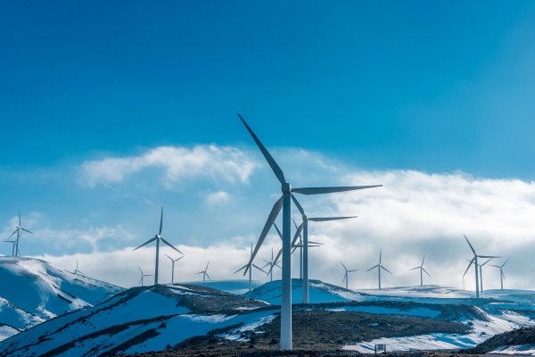 Costos de energía renovable aumentan, pero no tanto como fósiles