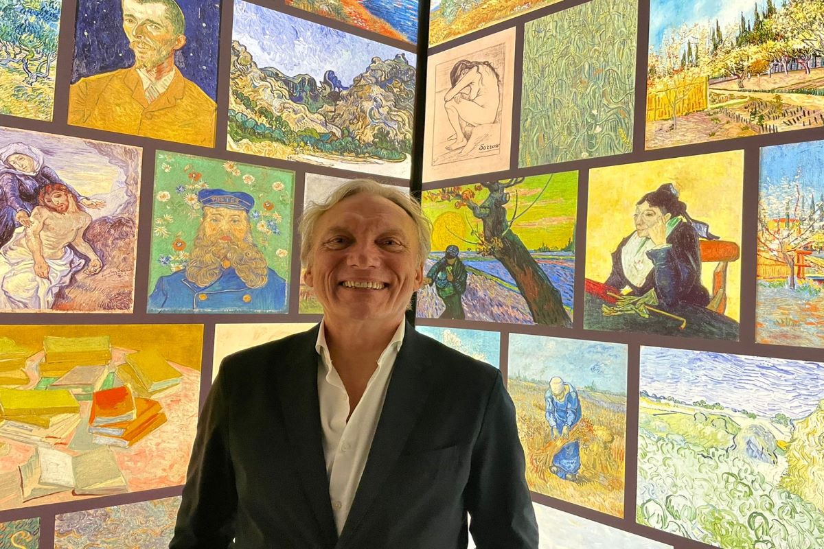 <p>Willem van Vogh, el pariente del artista neerlandés que está en Chile acompañando la muestra inmersiva Meet Vincent Van Gogh</p>