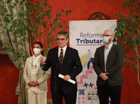 Gobierno chileno presenta su reforma tributaria: royalty "híbrido" a la minería, impuesto a riqueza y baja a empresas