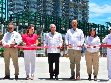 Presidente de México inaugura en silencio primera etapa de controversial refinería Dos Bocas