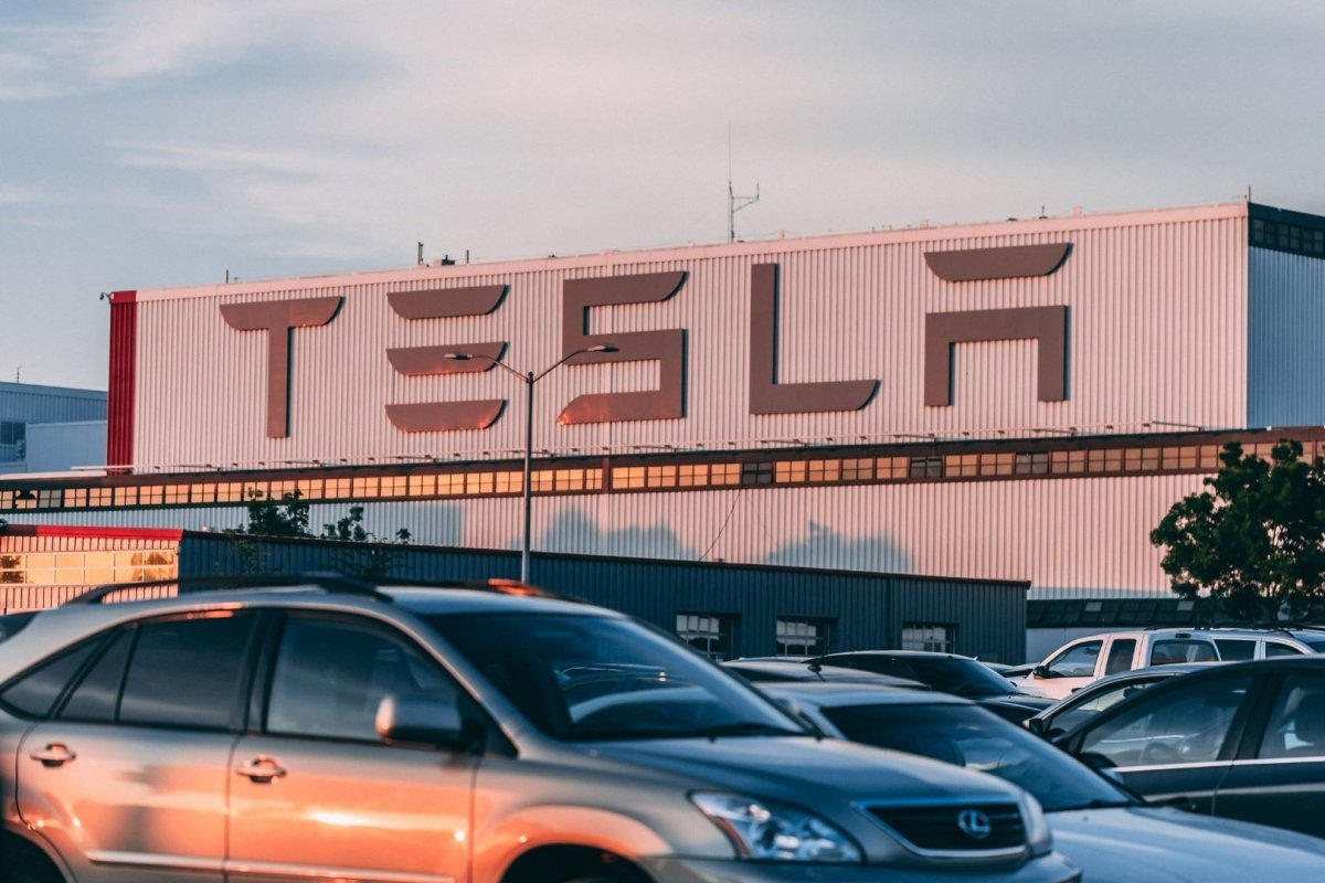 <p>Tesla detiene algunas plantas tras semestre inestable y un desplome en sus acciones</p>