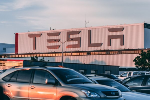 Tesla detiene algunas plantas tras semestre inestable y un desplome en sus acciones