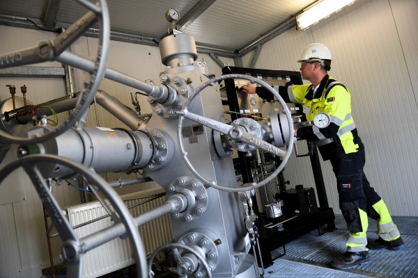 Alemania busca evitar un "Lehman Brothers energético" y redacta ley para adquirir participaciones en importadores de gas