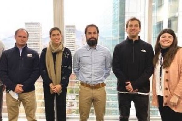 <p>Francisco Benavides, Jaime Wood (Usplat), Pilar Soffia (Gallagher), José Luís Rencoret (Usplat), Pablo González (Usplat), Magdalena Castillo (Gallagher)</p>