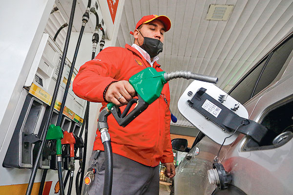 Alza histórica del dólar aumentará precio de los combustibles en torno a $ 17 por litro a partir de este jueves