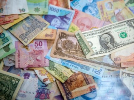 ¿Por qué el dólar no ha golpeado a las monedas de Perú o Brasil en 2022?