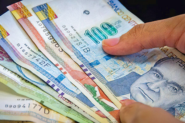 ¿Por qué el dólar no ha golpeado a las monedas de Perú o Brasil en 2022?