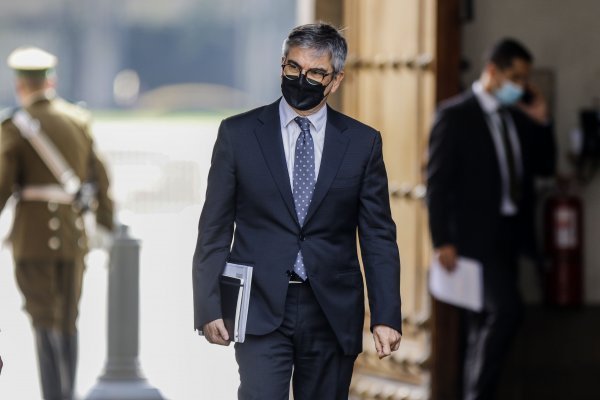 <p>Ministro Mario Marcel prevé otra semana con fuerte alza de las bencinas por el encarecimiento del dólar</p>