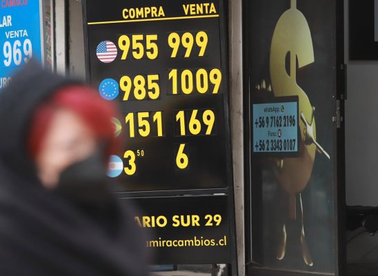<p>El peso en mínimo histórico sacude al mercado de renta fija en Chile</p>