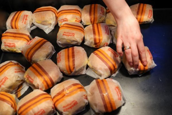 Nuevos dueños de McDonald's en Rusia quitan las papas fritas del menú, debido a la escasez