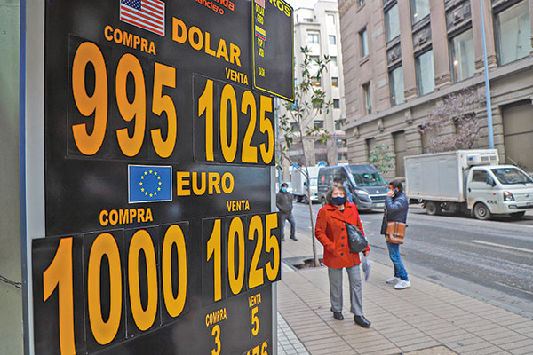 Mensaje del Banco Central no detuvo alza del dólar y cierra en $1.018: el juicio del mercado a la intervención verbal