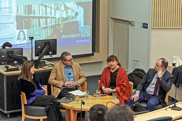 <p>Carolina Fuensalida, exaseasora tributaria en el segundo mandato de Sebastián Piñera; Bernardo Fontaine, economista y exconvencional, Soledad Recabarren, socia de Recabarren y Asociados, y Alberto Cuevas, de KPMG Chile. Foto: José Montenegro</p>