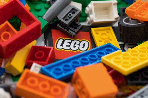 Lego suspende ventas en Rusia y termina contrato con operador de sus 81 tiendas en el país