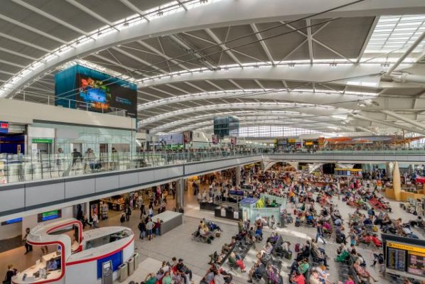 <p>Mayor aeropuerto de Reino Unido pide a las aerolíneas que dejen de vender boletos por los próximos dos meses y desata ola de críticas</p>