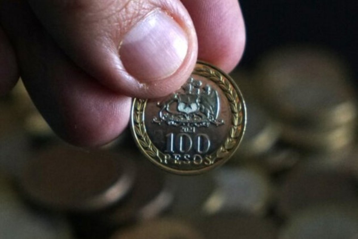 <p>Analistas prevén crisis monetaria con caída del peso chileno frente al dólar</p>