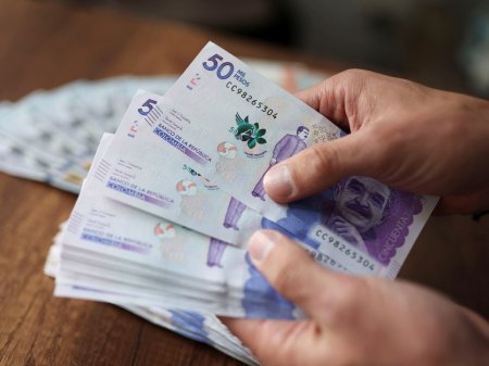 Credicorp Capital estima que mientras no se discutan las reformas en Colombia, el dólar no bajará
