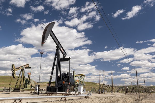 Petróleo vuelve sobre el nivel de US$100 con saudíes cautelosos de mayor producción