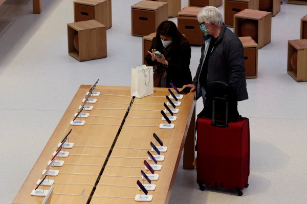 <p>Apple planea frenar contrataciones y crecimiento del gasto en algunas divisiones de cara a una recesión</p>