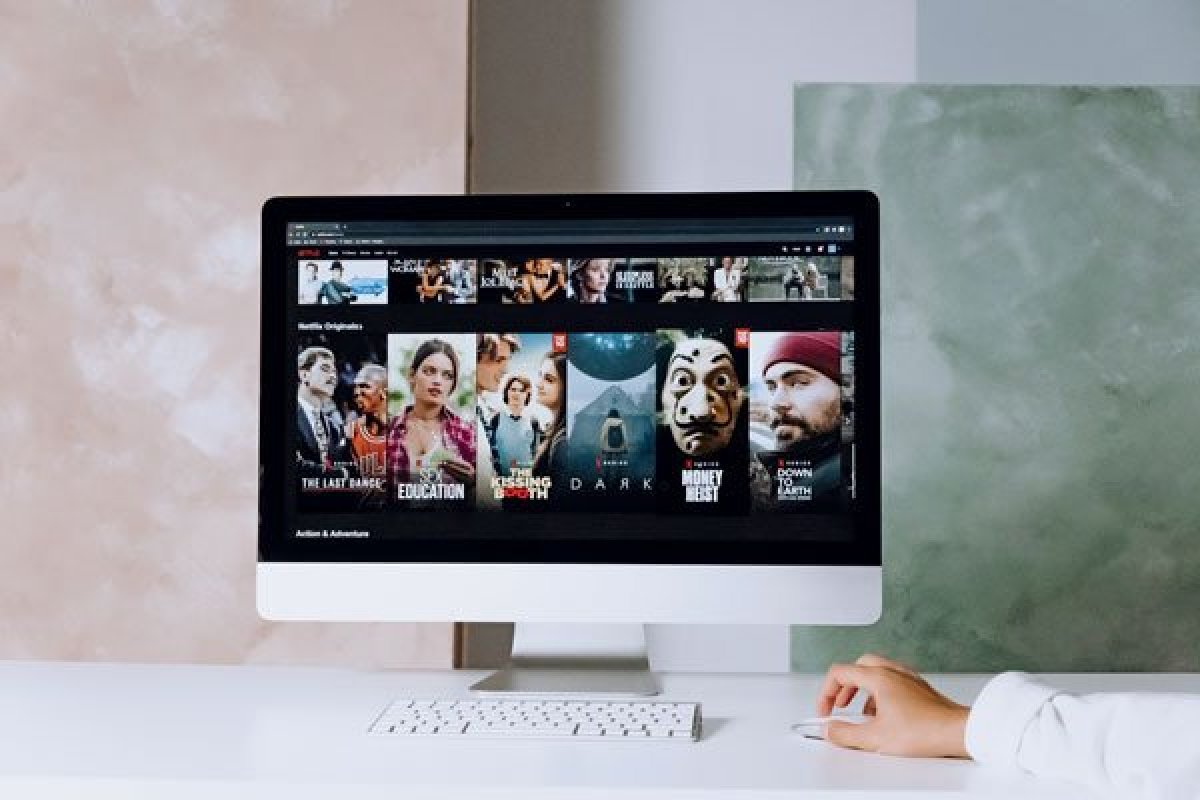 <p>Netflix pierde menos suscriptores de lo esperado y lanzará su servicio con publicidad en 2023</p>