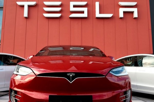 Tesla incumple estimaciones de ingresos trimestrales pero informa alza en sus acciones