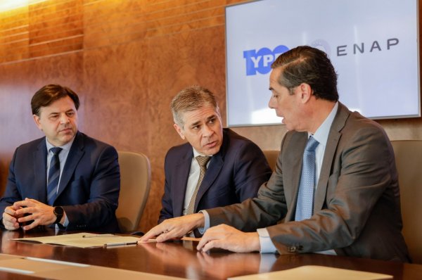 <p>El gerente general de ENAP Sipetrol Argentina, Daniel Abraham; el presidente de YPF, Pablo González; y el gerente general de ENAP, Julio Aranis.</p>