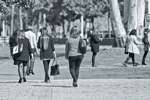 Trabajadores cotizan la mitad de su vida activa y sólo 13% de mujeres logra niveles relevantes