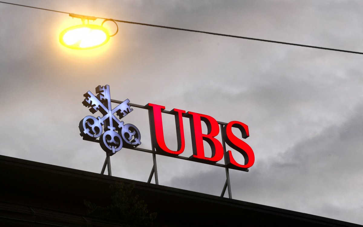 <p>Acciones de UBS caen por resultados más bajos que lo esperado por salida de inversionistas del mercado bursátil</p>
