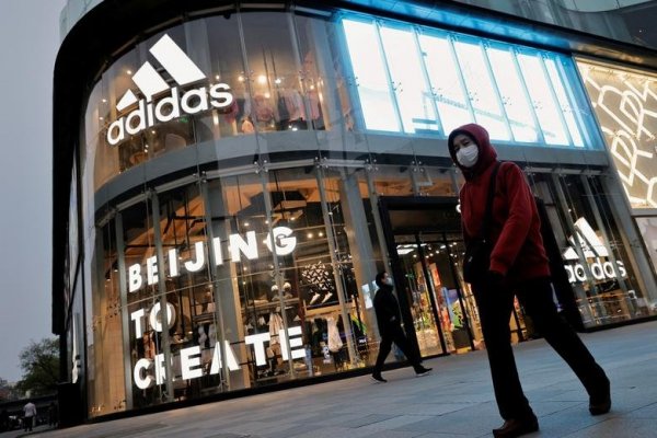 Adidas rebaja su pronóstico de ganancias para este año en medio de cierres por Covid-19 en China