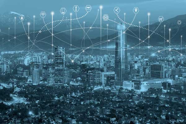 <p>Movilidad, medio ambiente y seguridad, los problemas que Santiago puede abordar con tecnología para ser una Smart City</p>
