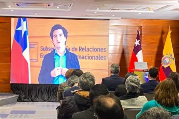 En medio de cuestionamientos a su gestión, reaparece Ahumada en acto que promueve la integración regional